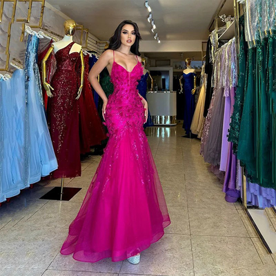 Elegantes Spaghetti-Träger Tüll V-Ausschnitt Abendkleid